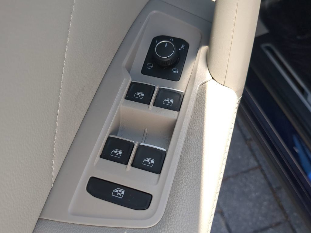 Certified 2023 Volkswagen Tiguan SEL R-Line AWD/4WD image 19