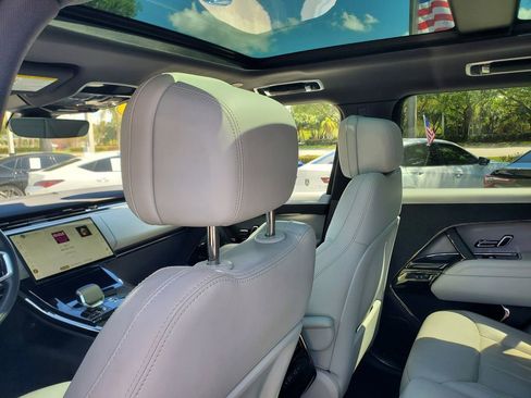 Used 2025 Land Rover Range Rover Sport SE image 12