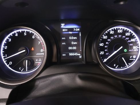 Used 2022 Toyota Camry SE FWD image 4