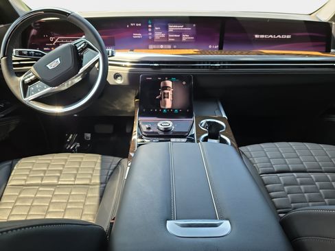 Used 2025 Cadillac Escalade ESV Sport Platinum w/ LPO, ONYX Package AWD/4WD image 9