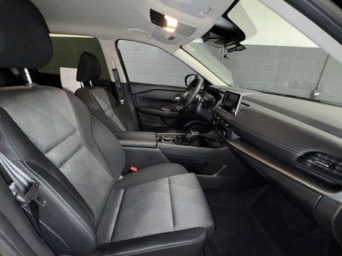 Used 2025 Nissan Rogue SV image 12