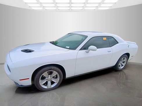 Used 2018 Dodge Challenger SXT RWD image 4