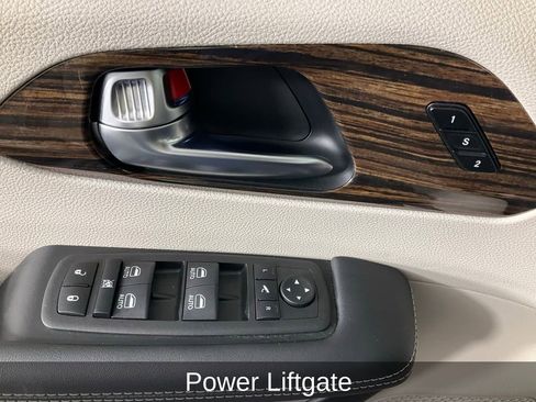 Certified 2023 Chrysler Pacifica Limited image 19