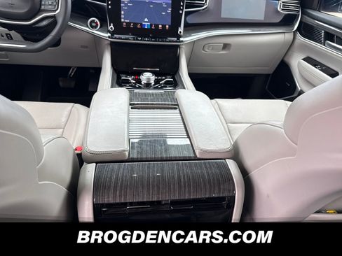 Used 2022 Jeep Wagoneer Series III w/ Convenience Group I image 10