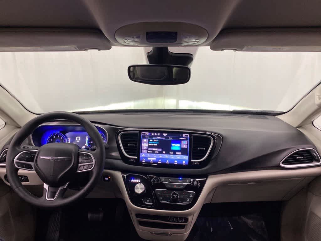 Used 2024 Chrysler Pacifica Touring-L FWD image 11