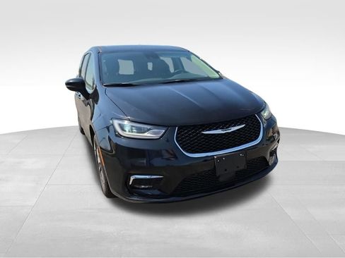 Used 2024 Chrysler Pacifica Limited FWD image 3