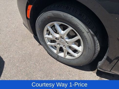 Used 2023 Chrysler Pacifica Touring-L FWD image 6