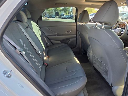 Certified 2025 Hyundai Elantra SEL image 21