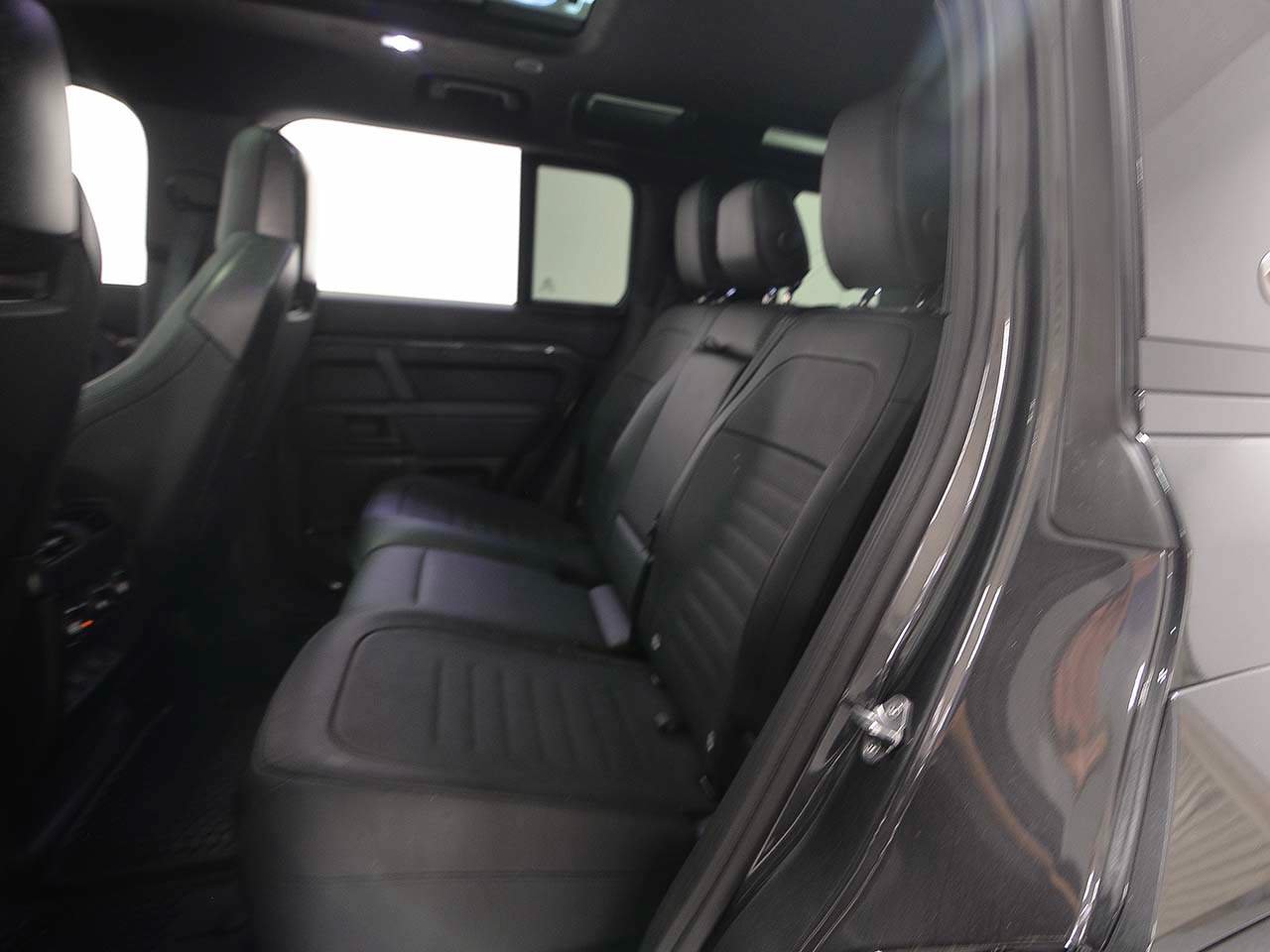Used 2025 Land Rover Defender 110 AWD/4WD image 11