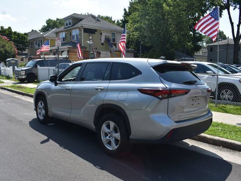 Used 2025 Toyota Highlander LE FWD image 8