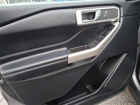 Used 2022 Ford Explorer XLT w/ Equipment Group 202A image 12