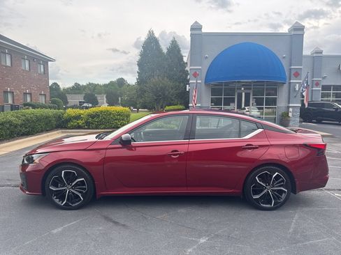 Used 2023 Nissan Altima 2.5 SR w/ SR Premium Package FWD image 4