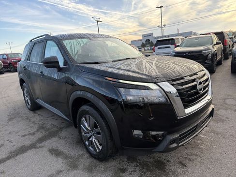 Used 2025 Nissan Pathfinder SV AWD/4WD image 3