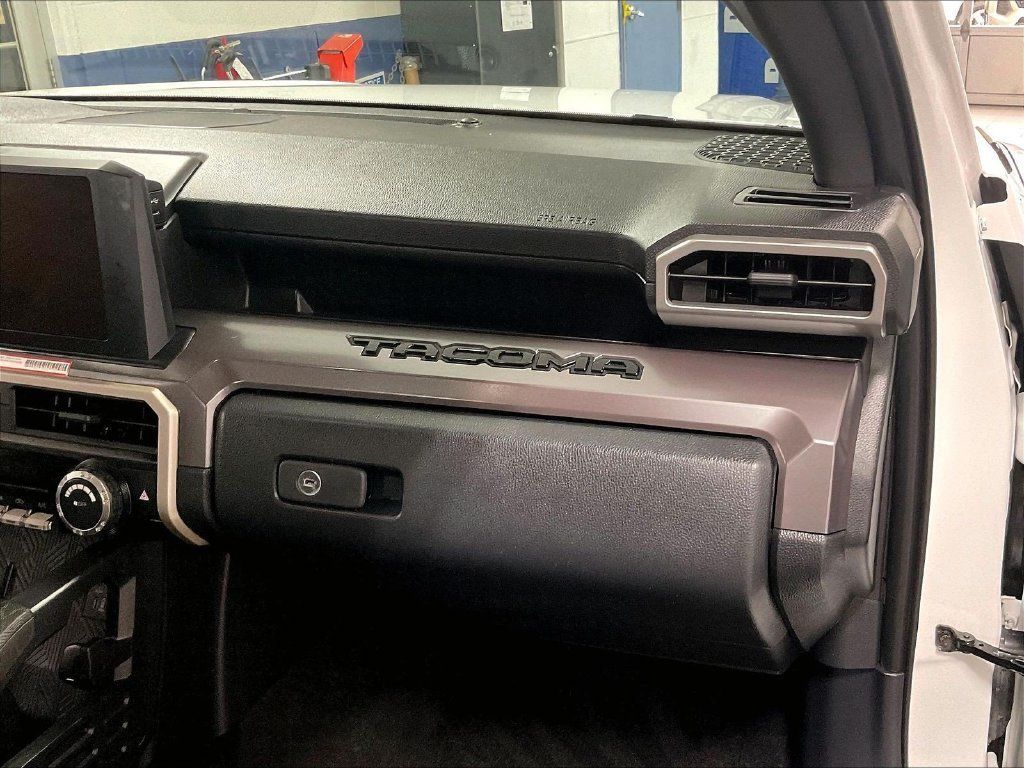 Used 2025 Toyota Tacoma 4x4 Double Cab Hybrid image 13