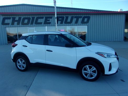 Used 2022 Nissan Kicks S image 2