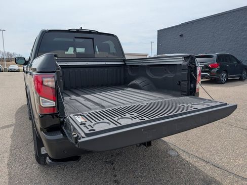 Used 2024 Nissan Titan PRO-4X w/ Pro-4x Convenience Package AWD/4WD image 18