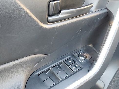 Used 2022 Toyota RAV4 LE image 9