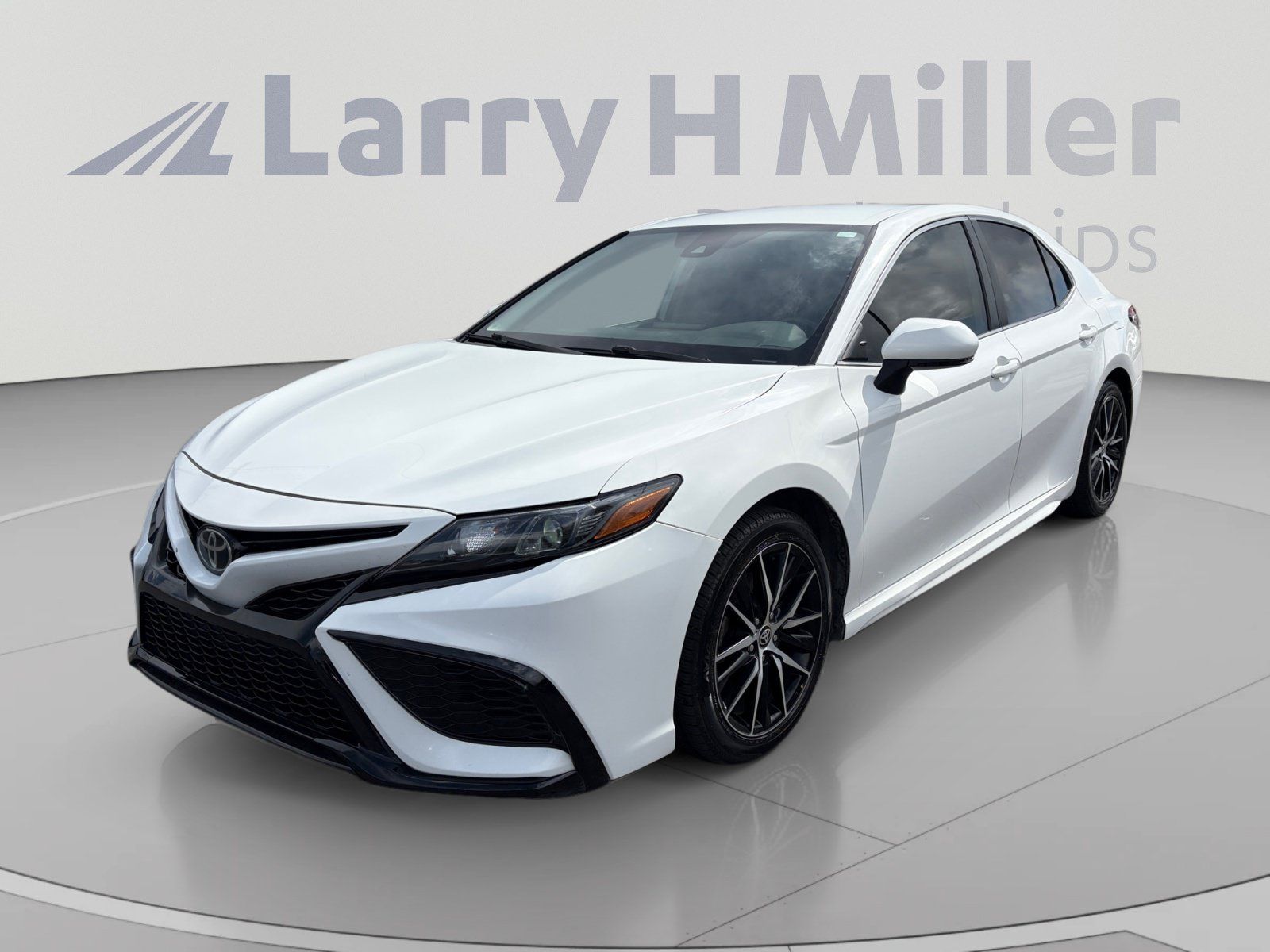 Used 2022 Toyota Camry SE FWD image 1
