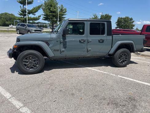 New 2025 Jeep Gladiator Sport image 16