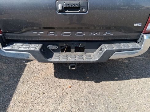 Used 2018 Toyota Tacoma TRD Off-Road AWD/4WD image 16
