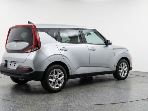 Used 2025 Kia Soul LX w/ LX Technology Package FWD image 9