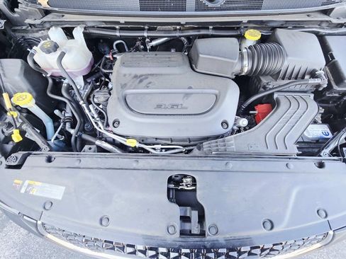 Used 2024 Chrysler Pacifica Touring-L image 19