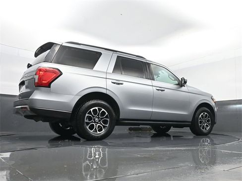 Used 2024 Ford Expedition XLT image 28