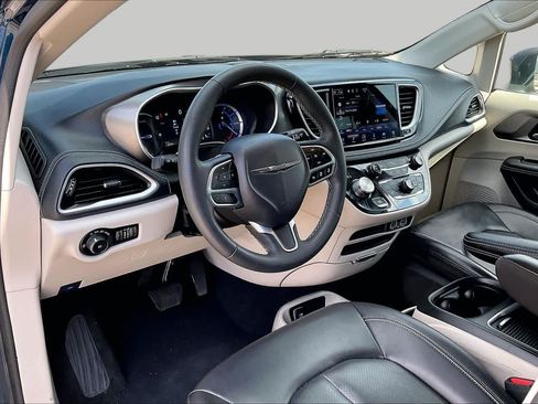 Used 2023 Chrysler Pacifica Touring-L FWD image 17