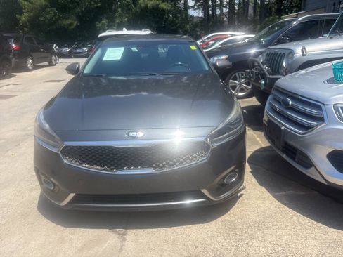 Used 2017 Kia Cadenza Premium w/ Luxury Package FWD image 3