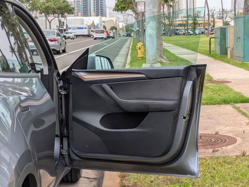 Used 2024 Tesla Model Y Performance image 10