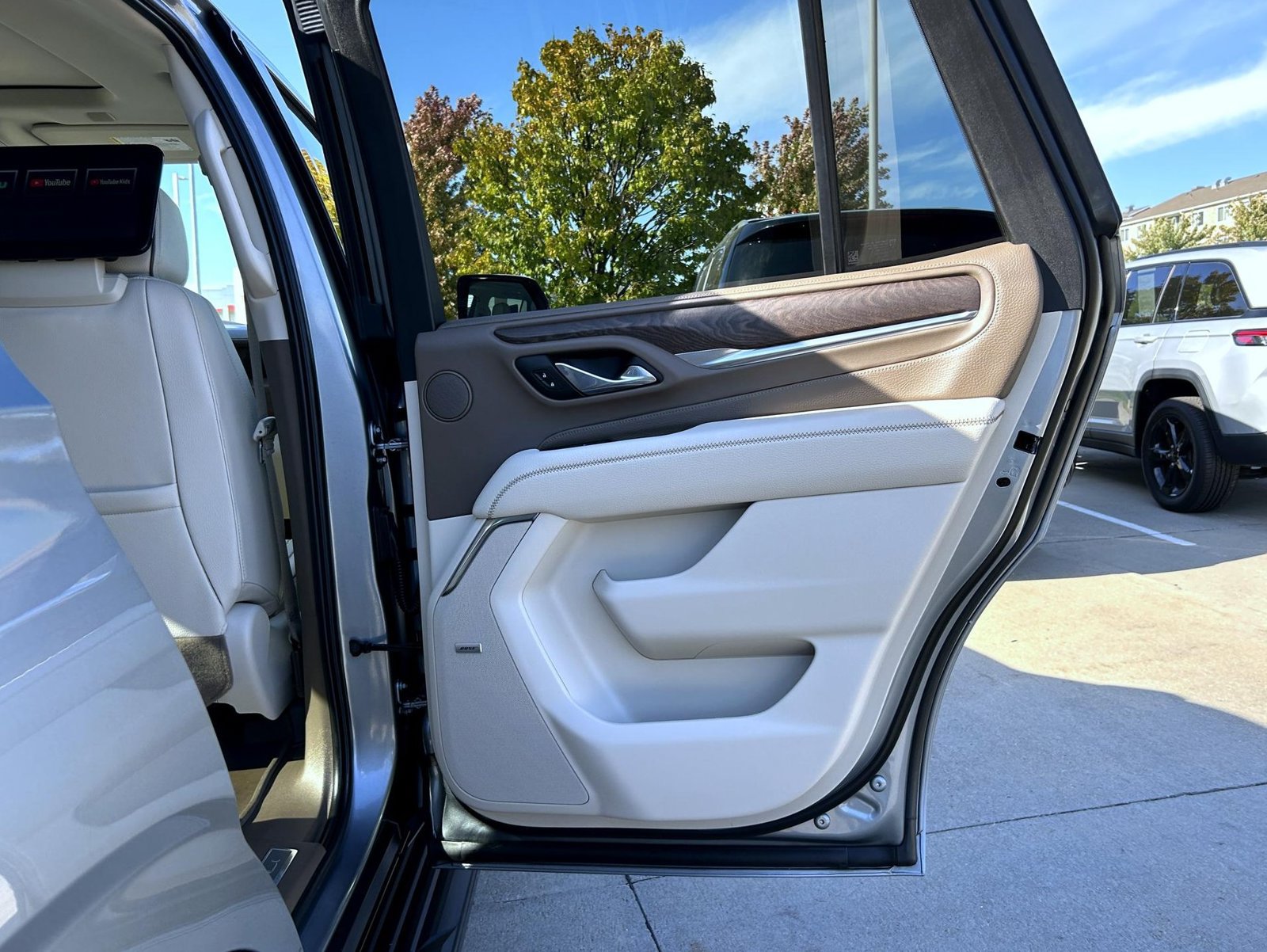 Used 2024 GMC Yukon Denali w/ Advanced Technology Package AWD/4WD image 23