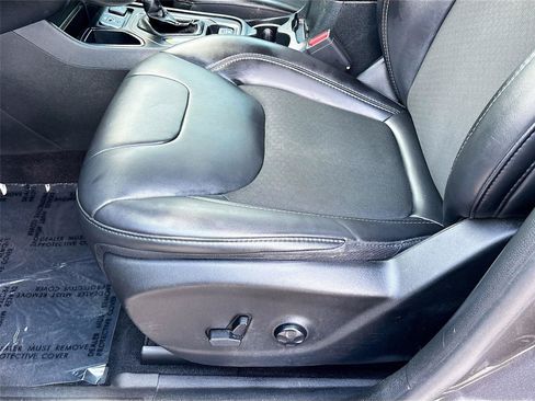 Used 2019 Jeep Cherokee Latitude Plus FWD image 18