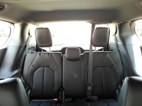 Used 2026 Chrysler Pacifica Select FWD image 33