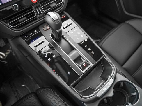 Certified 2026 Porsche Macan AWD/4WD image 20