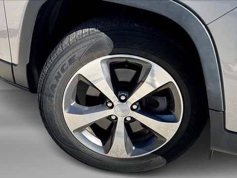 Used 2019 Jeep Cherokee Limited w/ Luxury Group image 9