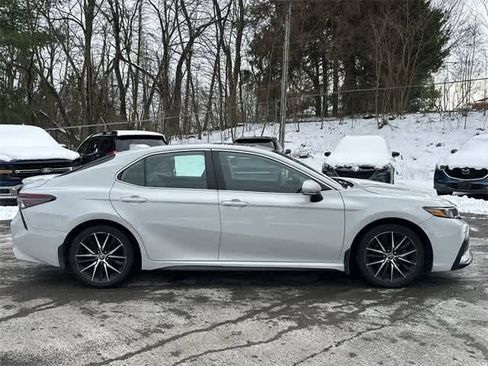 Used 2023 Toyota Camry SE image 3