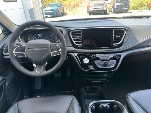 New 2027 Chrysler Pacifica Select FWD image 4