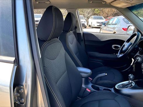 Used 2015 Kia Soul + image 9