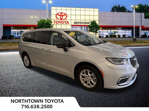 Used 2024 Chrysler Pacifica Touring-L FWD image 4