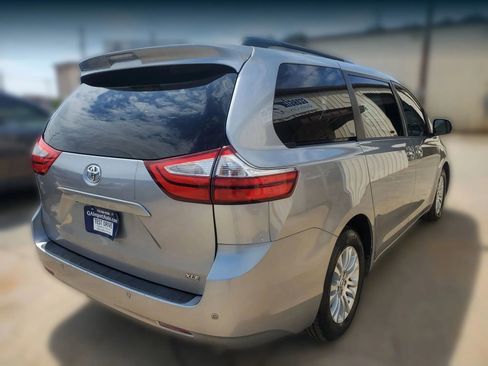 Used 2017 Toyota Sienna XLE w/ XLE Navigation Package FWD image 11