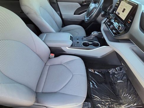 Used 2023 Toyota Highlander LE FWD image 18