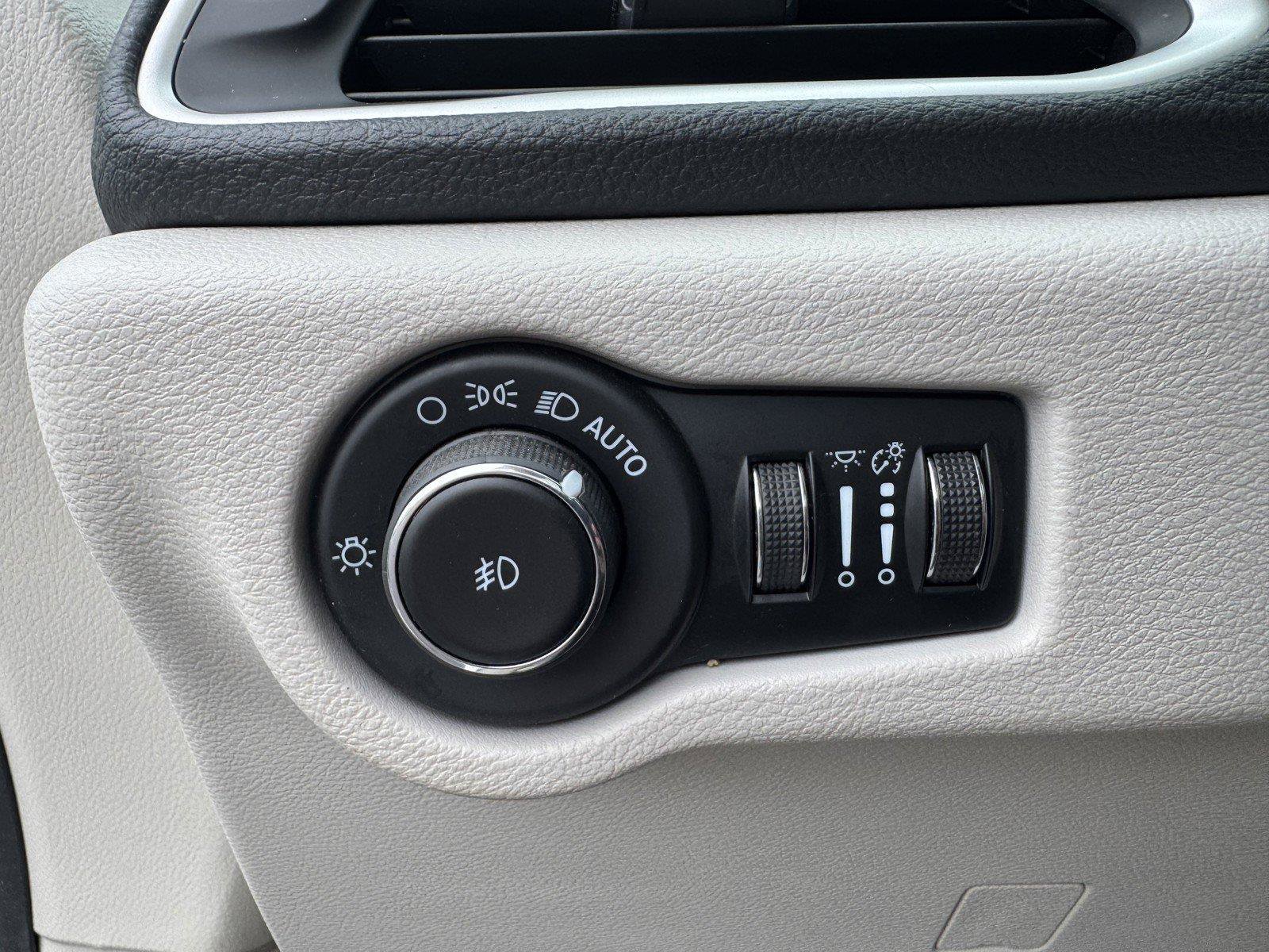 Used 2023 Chrysler Pacifica Touring-L FWD image 24