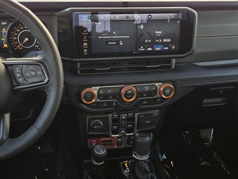 Used 2025 Jeep Gladiator Mojave w/ Convenience Group AWD/4WD image 25