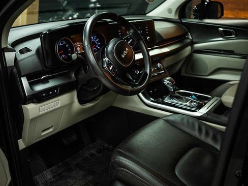 Used 2024 Kia Carnival LX image 8