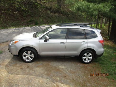 Used 2016 Subaru Forester 2.5i Limited AWD/4WD image 3