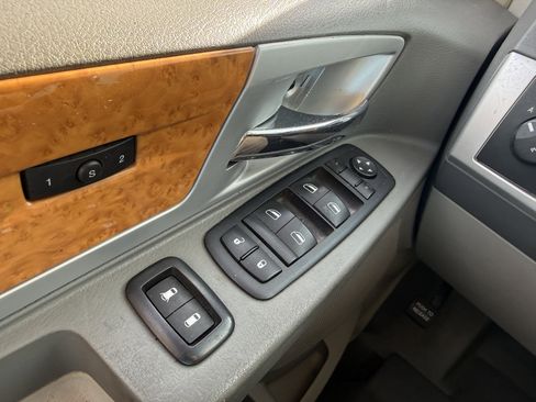 Used 2010 Chrysler Town & Country Limited image 25