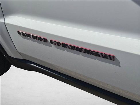 Used 2017 Jeep Grand Cherokee Trailhawk w/ Trailhawk Luxury Group AWD/4WD image 9