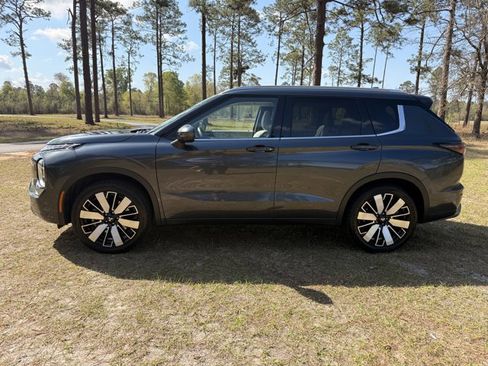 Used 2025 Mitsubishi Outlander SEL image 2