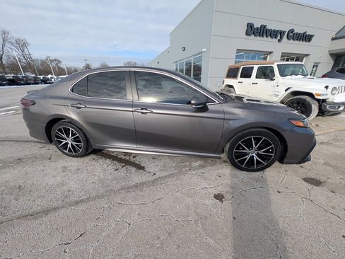 Used 2022 Toyota Camry SE image 3