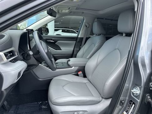 Used 2025 Toyota Highlander XLE FWD image 30